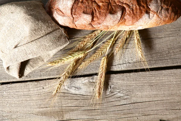 Pan tradicional recién horneado en mesa de madera — Foto de Stock