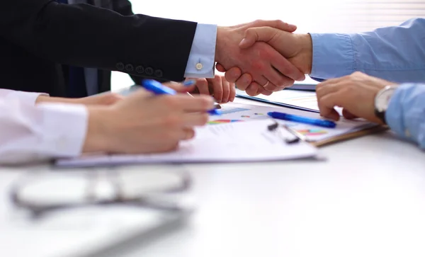 Geschäftlicher Händedruck. zwei Geschäftsleute beim Händeschütteln im Büro — Stockfoto