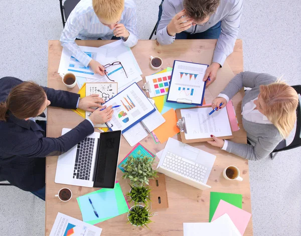 Imagen de los socios comerciales discutiendo documentos e ideas en la reunión — Foto de Stock