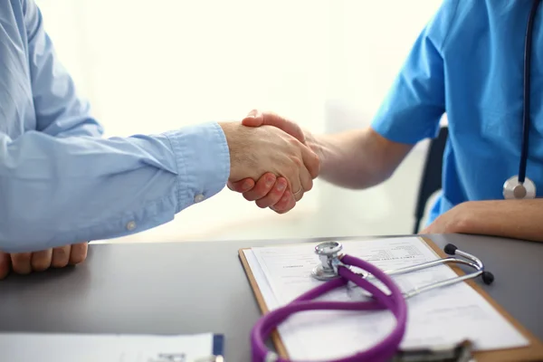 Close-up de paciente e médico tomar notas — Fotografia de Stock