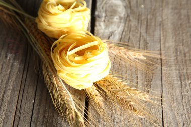 Ham ev yapımı makarna ve makarna üzerine ahşap arka plan için malzemeler