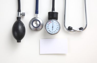 Tansiyon ölçer tıbbi malzeme üzerinde beyaz izole