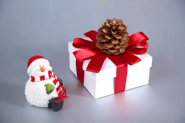 Lindo muñeco de nieve sonriente trajo un regalo de Navidad — Foto de Stock