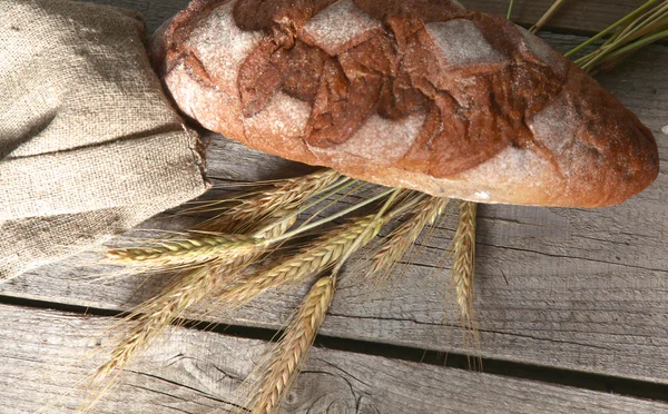 Свежеиспеченный традиционный хлеб на деревянном столе — стоковое фото