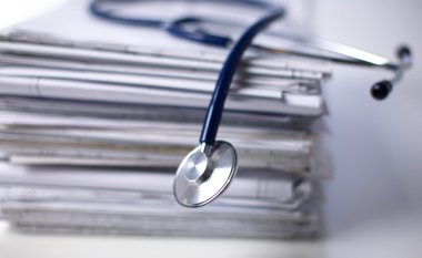 Kitaplar klasör dosyası ve beyaz arka plan üzerinde izole stetoskop
