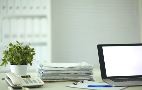 Beyaz arkaplanda dizin yığını olan dizüstü bilgisayar