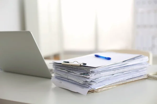 Escrivaninha uma pilha de relatórios de papel de computador formulários de trabalho — Fotografia de Stock