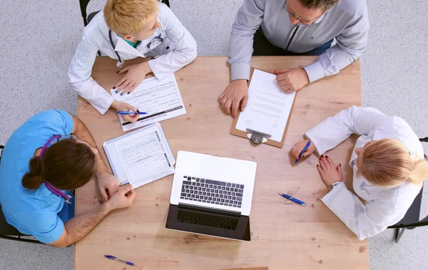 Medisch team bespreken behandelingsopties met patiënten — Stockfoto