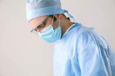 Cerrah ameliyat hazırlanıyor