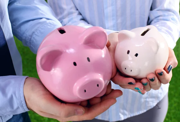 Kumbara bir ailenin elinde