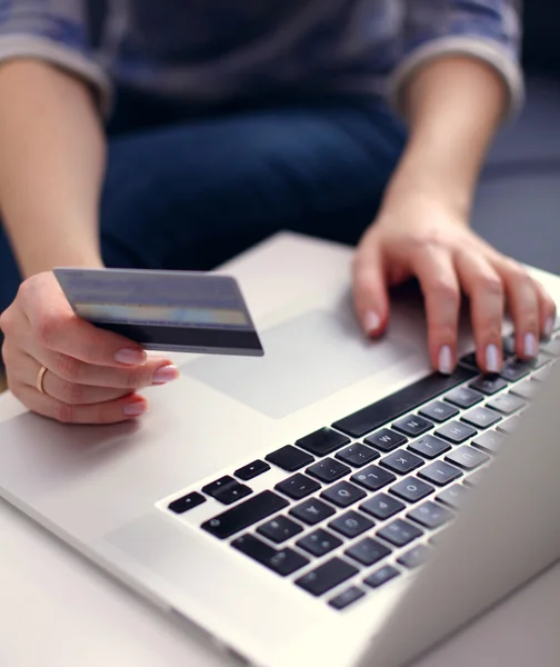 Joven empresaria trabajando en un portátil — Foto de Stock