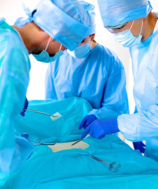 Ekip cerrahı ameliyathanede.