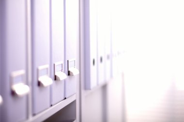 Dosya klasörleri, arka planda raflarda duran