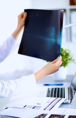 Bilgisayar, beyaz ceket genç kadın doktor portresi