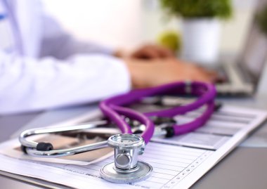 Bilgisayar, beyaz ceket genç kadın doktor portresi