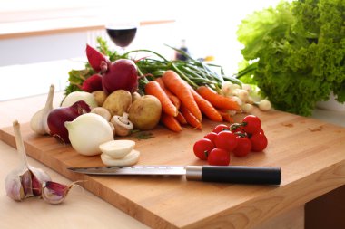 Taze organik sebze yemek pişirmek için bir bıçak ile bir tabloda