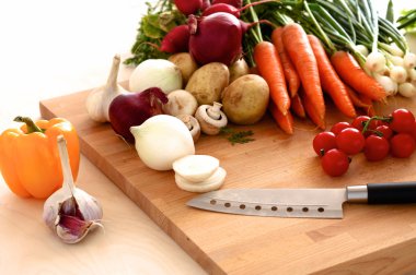 Rustik ahşap bir masa üzerinde organik sebze yığını