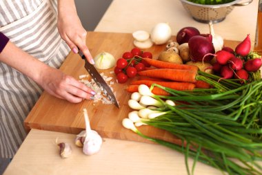 Sebze salatası - atış closeup hazırlanıyor aşçılar eller