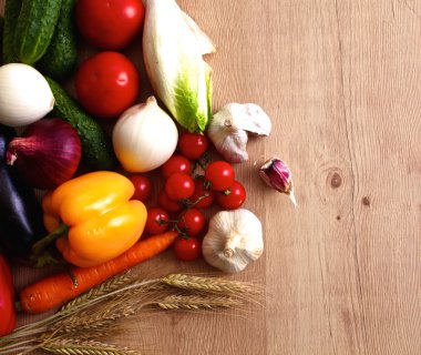 Rustik ahşap bir masa üzerinde organik sebze yığını