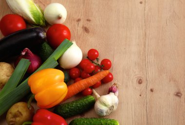 Çeşitli ham organik sebze ahşap masa ile kompozisyon