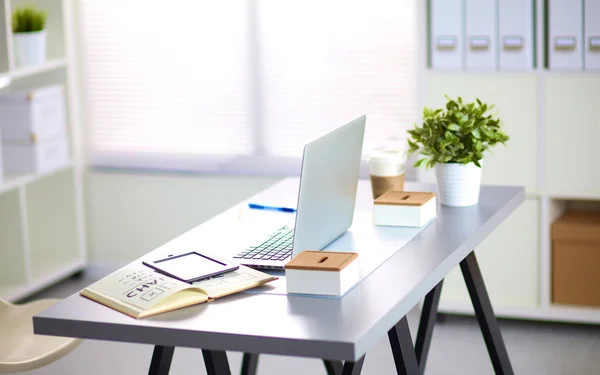 Diseñador de lugar de trabajo en casa con ordenador —  Fotos de Stock