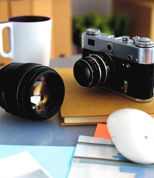 Ontwerpers tabel met camera en hulpprogramma's, cup — Stockfoto