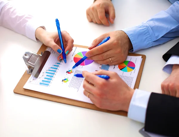 Junge Geschäftsleute arbeiten im Büro an neuem Projekt Stockbild