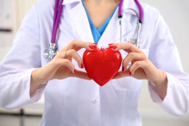 Bilinmeyen kadın doktor izole stetoskop ile yakın çekim