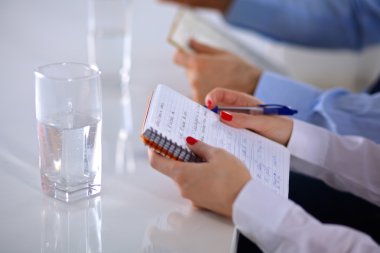 İş ortaklarının toplantıda belge ve fikirleri tartıştığı resim