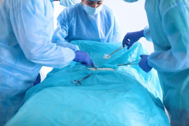 takım cerrah üniformalı bir hastanın kalp cerrahisi kliniğinde işlemi gerçekleştirmek
