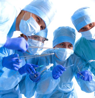 takım cerrah üniformalı bir hastanın kalp cerrahisi kliniğinde işlemi gerçekleştirmek