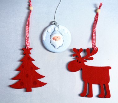 Noel. Ren geyiği ve Noel ağacı izole beyaz