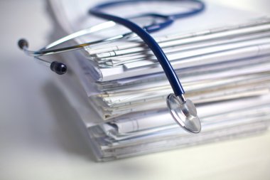 Kitaplar klasör dosyası ve beyaz arka plan üzerinde izole stetoskop
