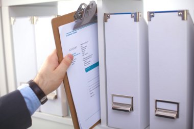 Dosya klasörleri, arka planda raflarda duran