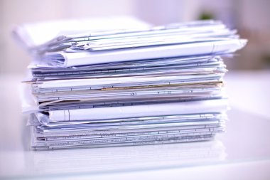 dosya yığını, beyaz arka plan ile dosya klasörü