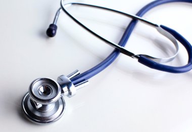 Beyaz bir arka plan üzerinde sağlık stetoskop kapatın