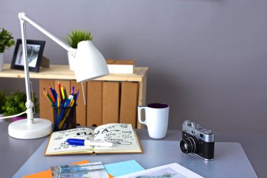 Aletler ve kamera üzerinde yatarken ile tasarımcı tablo