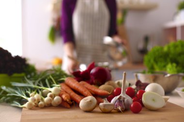 Genç kadın mutfakta yemek pişiriyor. Sağlıklı Yemek