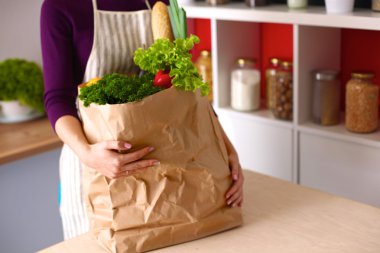 meyve ve sebze dolu alışveriş kese kağıdı tutan pozitif sağlıklı mutlu kadın