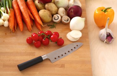 Ahşap bir masa üzerinde organik sebze yığını