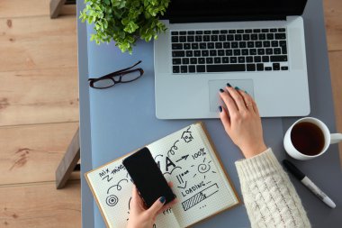 designer Resepsiyon Dijital dönüştürücü kullanarak ofisinde çalışan