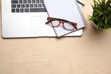 Laptop ahşap bir masada duruyor.