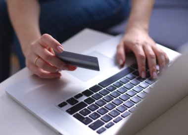 bir dizüstü bilgisayarda çalışan genç iş kadını