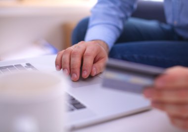 bir bilgisayarda çalışan işadamı closeup eller