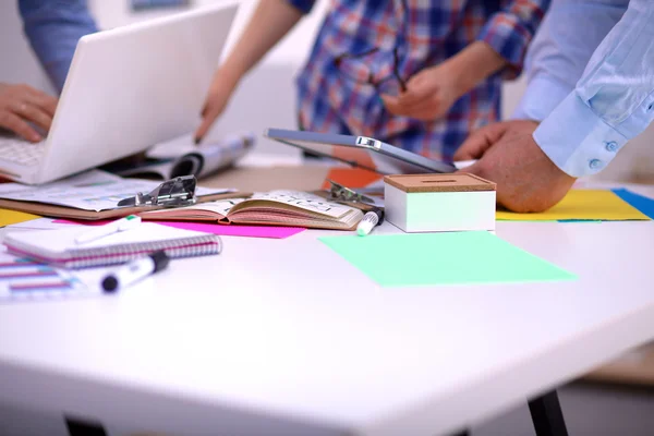 Close-up van drie jonge creatieve ontwerpers samen te werken op project. Teamwerk — Stockfoto
