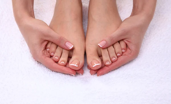 Foto de primer plano de unos hermosos pies femeninos con pedicura — Foto de Stock