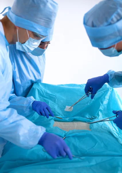 Equipe de cirurgião em uniforme realizar operação em um paciente na clínica de cirurgia cardíaca — Fotografia de Stock