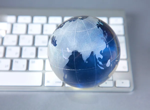 Globo de Cristal da Terra em um Computador — Fotografia de Stock