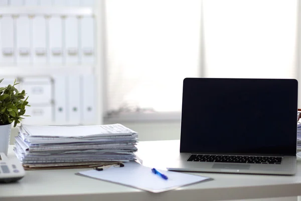 Ordinateur portable avec pile de dossiers sur la table sur fond blanc — Photo