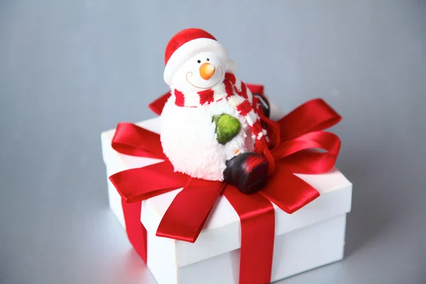 Lindo muñeco de nieve sonriente en sidin regalo de Navidad — Foto de Stock